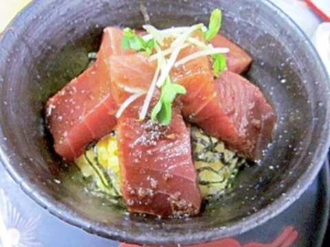 卵黄で驚きの旨さ☆　「黄金めしマグロ丼」